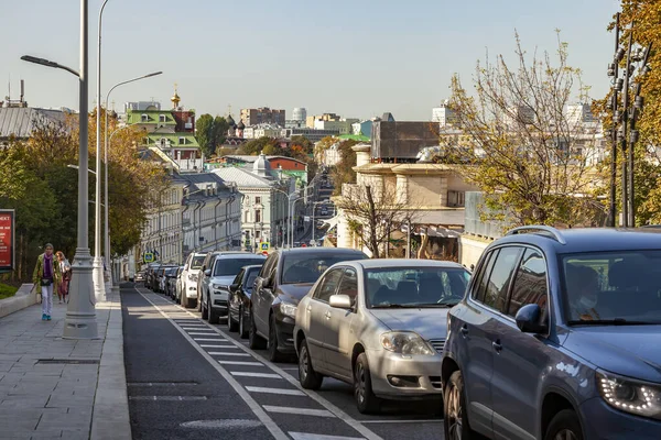 Moscú Rusia Septiembre 2020 Coches Coche Largo Rozhdestvensky Boulevard Soleado —  Fotos de Stock