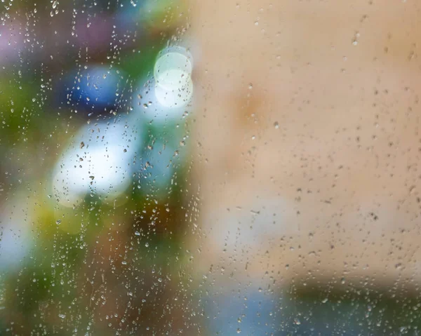 Vådt Glas Med Dråber Regnvejr Udsigt Til Gaden Bygninger Fokuser - Stock-foto