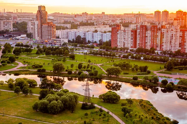 Sankt Petersburg Ryssland Juni 2020 Flervåningshus Moderna Bostadshus Vid Tiden — Stockfoto