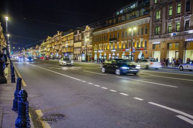 St. Petersburg, Rusya, 13 Ekim 2020. Nevsky Prospekt - Akşam vakti şehrin ana caddesi.