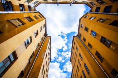 St. Petersburg, Rusya, 13 Haziran 2020. Rubinstein caddesindeki şehir avlusunun tipik manzarası. Evlerin arasında gökyüzü görünüyor.