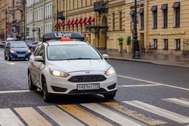 St. Petersburg, Rusya, 13 Haziran 2020. Şehrin tarihi bölgesindeki cadde manzarası. Taksiyi sokaktan geçir.