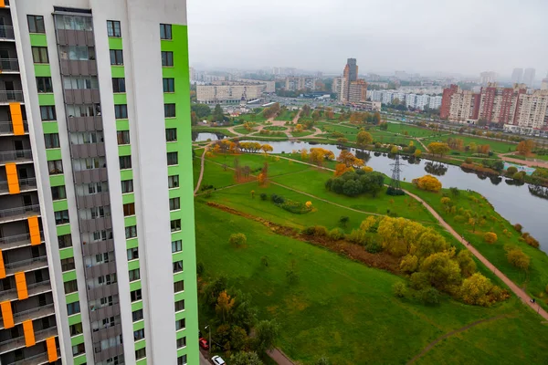 ロシアのサンクトペテルブルク2020年10月13日 多階建ての近代的な住宅ビル 霧の朝の窓からの眺め — ストック写真