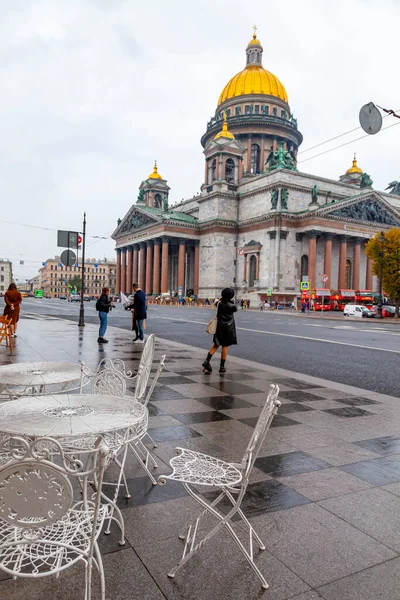 2020年10月13日 俄罗斯圣彼得堡 历史建筑区域内的建筑组合 人行道上的白色老式咖啡桌 — 图库照片