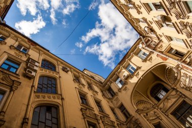 Moskova, Rusya, 11 Ağustos 2020. Şehrin tarihi semtinin mimari topluluğu. Cephe Parçası