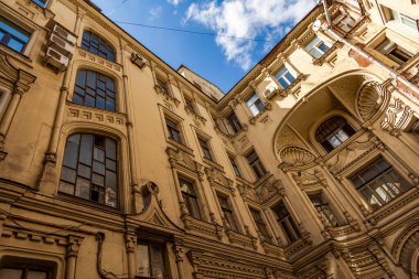 Moskova, Rusya, 11 Ağustos 2020. Şehrin tarihi semtinin mimari topluluğu. Cephe Parçası