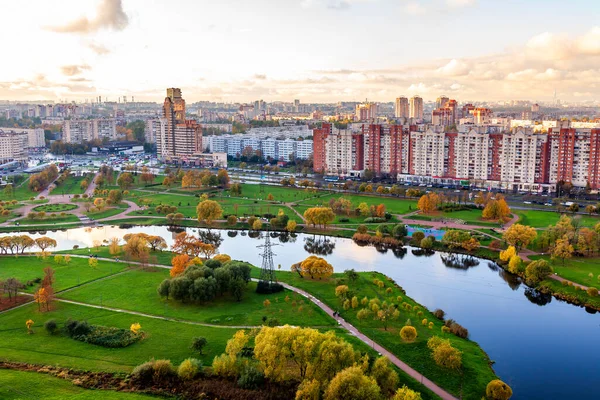 Sankt Petersburg Russland Oktober 2020 Geschossiges Modernes Wohnhaus Teichnähe — Stockfoto