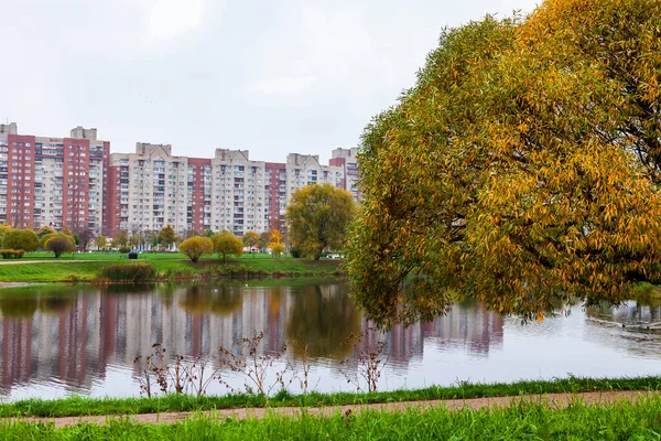 Saint Petersburg Rusya Ekim 2020 Sonbahar Manzarası Çok Katlı Modern — Stok fotoğraf