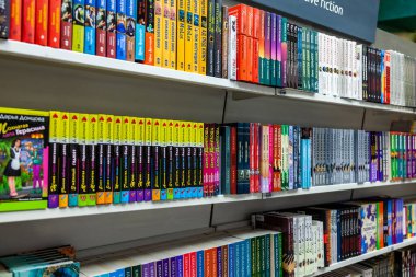 Saint Petersburg, Rusya, 13 Haziran 2020. Nevsky prospect 'teki ünlü kitapçının içi. Kitaplar ticaret salonunda.