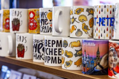 Saint Petersburg, Rusya, 13 Ekim 2020. Dükkandaki vitrindeki hatıra kupaları.