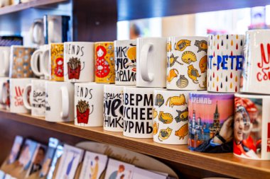 Saint Petersburg, Rusya, 13 Ekim 2020. Dükkandaki vitrindeki hatıra kupaları.