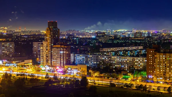 Saint Petersburg, Rusya, 13 Ekim 2020. Akşam saatlerinde çok katlı modern konut binaları