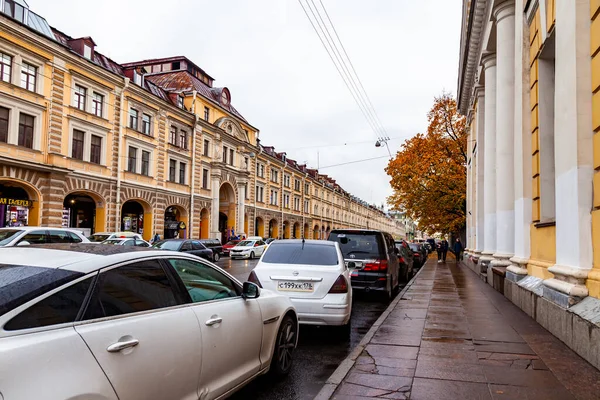 2020年10月13日 俄罗斯圣彼得堡 历史建筑区域的典型建筑组合 — 图库照片