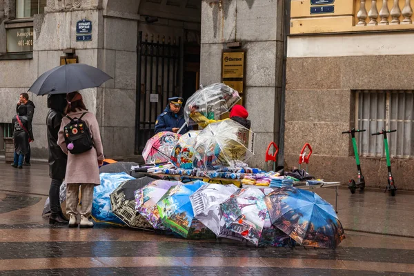 ロシアのサンクトペテルブルク2020年10月13日 傘は雨の日に通り店で販売されています — ストック写真