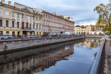 St. Petersburg, Rusya, 13 Ekim 2020. Griboyedov Kanalı 'nın manzarası ve manzaralı setleri. Yağmurlu hava