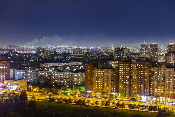 ロシアのサンクトペテルブルク2020年10月13日 夜の時間に複数階建ての現代住宅 — ストック写真
