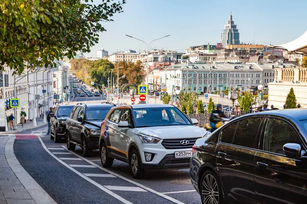 Moscú Rusia Septiembre 2020 Coches Coche Largo Rozhdestvensky Boulevard Soleado —  Fotos de Stock