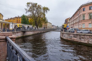 St. Petersburg, Rusya, 13 Ekim 2020. Griboyedov Kanalı 'nın manzarası ve manzaralı setleri. Yağmurlu hava