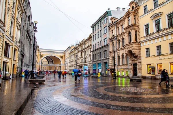 2020年6月13日 俄罗斯圣彼得堡 城市历史部分的街道景观 远处总参谋部大楼的拱门 — 图库照片