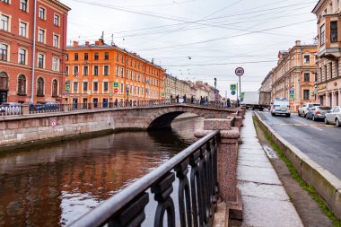 St. Petersburg, Rusya, 13 Ekim 2020. Griboyedov Kanalı 'nın manzarası ve manzaralı setleri. Yağmurlu hava
