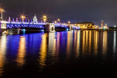 St. Petersburg, Rusya, 13 Ekim 2020. Akşam aydınlığında Saray Köprüsü manzarası