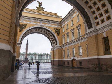St. Petersburg, Rusya, 13 Haziran 2020. Şehrin tarihi bölgesindeki cadde manzarası. Genelkurmay binasının kemeri