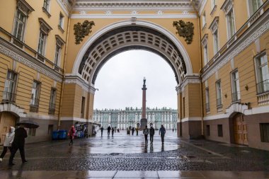 St. Petersburg, Rusya, 13 Haziran 2020. Şehrin tarihi bölgesindeki cadde manzarası. Genelkurmay binasının kemeri