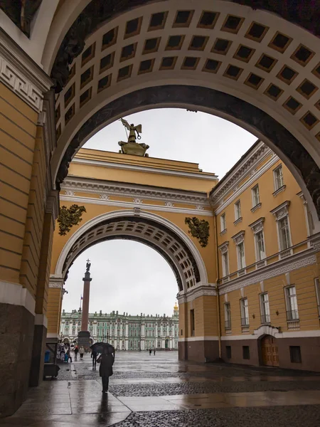 2020年6月13日 俄罗斯圣彼得堡 城市历史部分的街道景观 总参谋部的拱门 — 图库照片