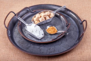 Klasik metal tepside kaşıklarda çeşitli şeker türleri.