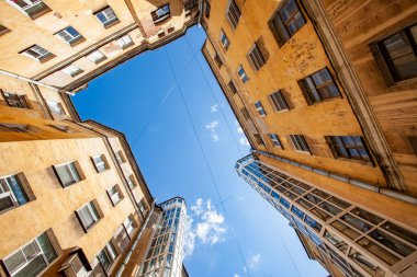 St. Petersburg, Rusya, 13 Haziran 2020. Rubinstein caddesindeki şehir avlusunun tipik manzarası. Evlerin arasında gökyüzü görünüyor.