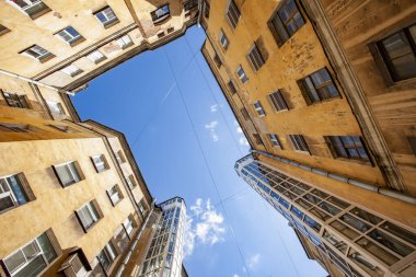 St. Petersburg, Rusya, 13 Haziran 2020. Rubinstein caddesindeki şehir avlusunun tipik manzarası. Evlerin arasında gökyüzü görünüyor.