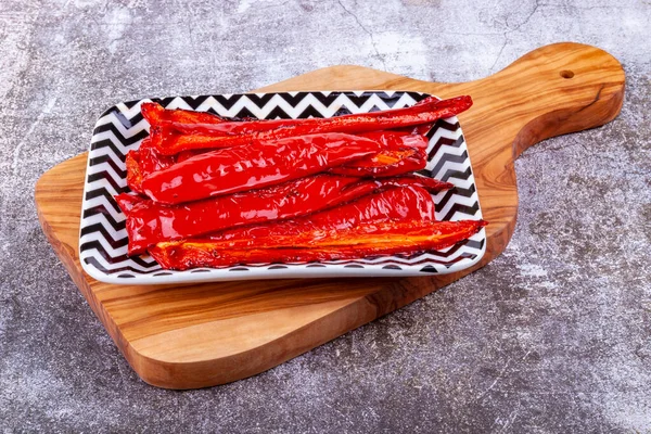 Dikdörtgen Bir Tabakta Kavrulmuş Dolma Biber — Stok fotoğraf