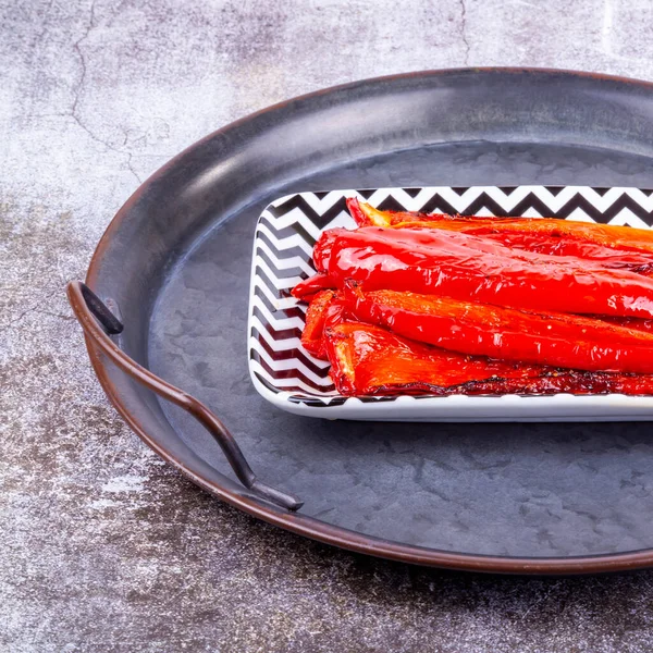 Gebratene Paprika Auf Einem Rechteckigen Teller — Stockfoto