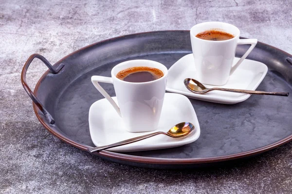 Дві Білі Порцелянові Чашки Кави Еспресо Металевій Старовинній Тарілці — стокове фото
