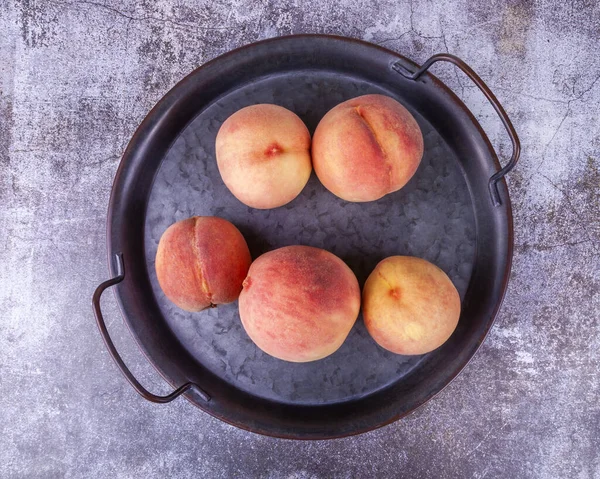 Fresh Peaches Metal Vintage Platter — Stock Photo, Image