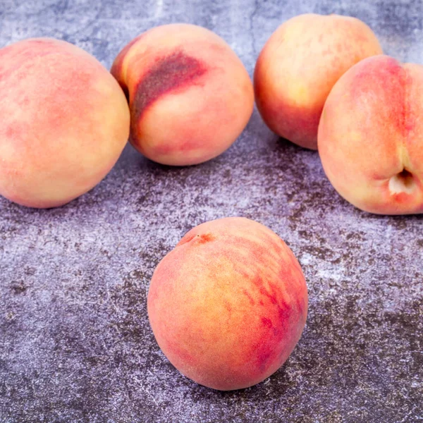 Frische Pfirsiche Auf Dem Steintisch — Stockfoto