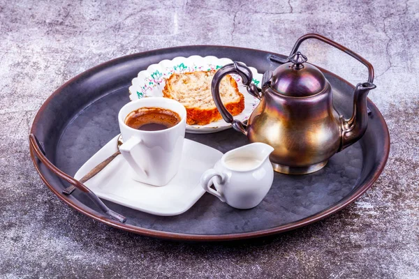 Espressokaffe Vit Porslin Kopp Grädde Portionskanna Och Cupcake Vintage Metallbricka — Stockfoto