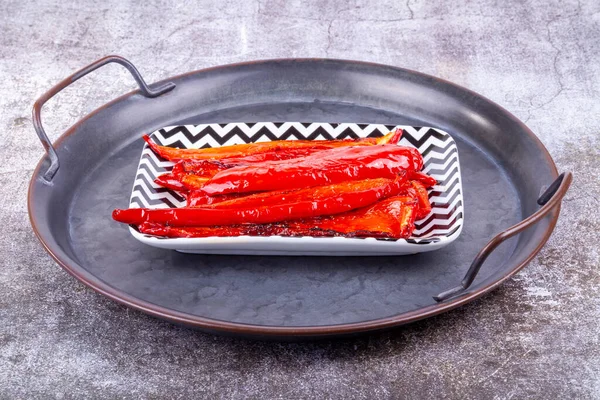 Gebratene Paprika Auf Einem Rechteckigen Teller — Stockfoto