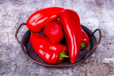 Klasik metal tepside kırmızı biber.