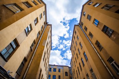 St. Petersburg, Rusya, 13 Haziran 2020. Rubinstein caddesindeki şehir avlusunun tipik manzarası. Evlerin arasında gökyüzü görünüyor.