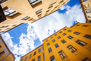 St. Petersburg, Rusya, 13 Haziran 2020. Rubinstein caddesindeki şehir avlusunun tipik manzarası. Evlerin arasında gökyüzü görünüyor.