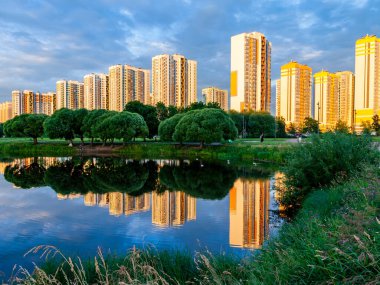 Saint Petersburg, Rusya, 13 Ekim 2020. Göl kenarındaki çok katlı, modern bir bina.