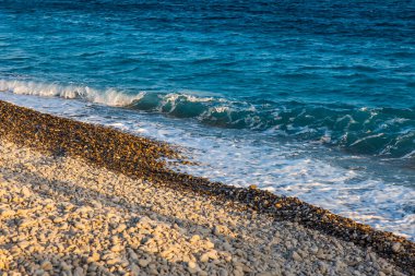 Akdeniz, Fransız Rivierası. Sörf çizgisi
