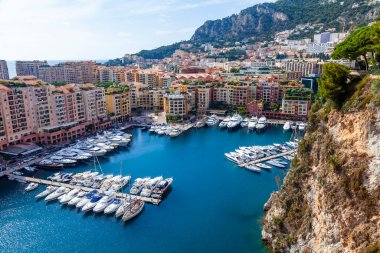 Monte Carlo, Monako, 13 Ekim 2019. Güzel bir yerleşim yeri manzarası, körfez ve demirlemiş yatlar..