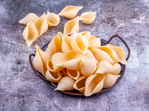 Pâtes Italiennes Conchiglie Brut Sur Plateau Vintage Métal — Photo