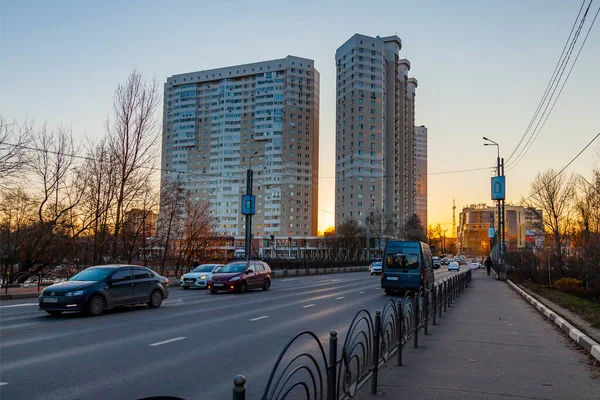 2020年11月17日 ロシアのプシュキノ 秋の夕日のハイポイントからの都市の景色 新多階建て住宅 — ストック写真