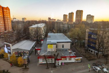 PUSHKINO, RUSSIA, 17 Kasım 2020. Sonbahar günbatımında yüksek bir noktadan kentsel manzara. 