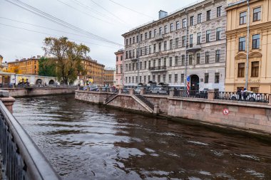 St. Petersburg, Rusya, 13 Ekim 2020. Griboyedov Kanalı 'nın manzarası ve manzaralı setleri. Yağmurlu hava