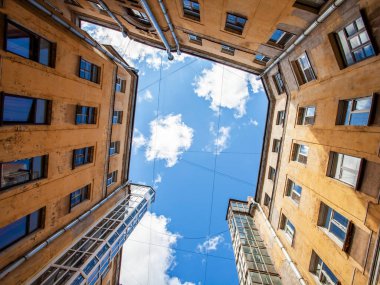 St. Petersburg, Rusya, 13 Haziran 2020. Rubinstein caddesindeki şehir avlusunun tipik manzarası. Evlerin arasında gökyüzü görünüyor.