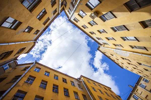 2020年6月13日 俄罗斯圣彼得堡 典型的城市庭院井在鲁宾斯坦街 从下往上看 两栋房子之间有一片天空 — 图库照片